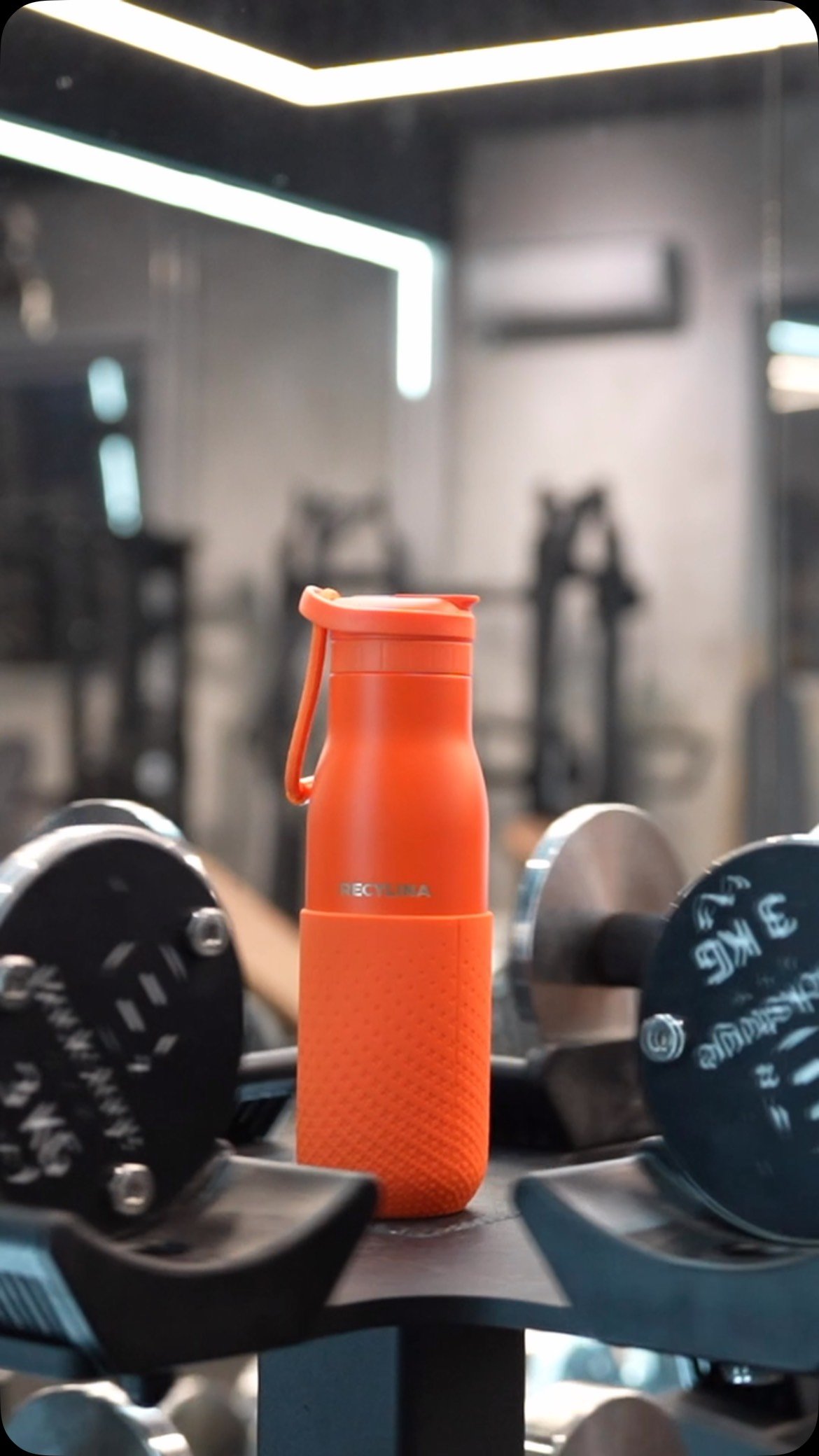 Stay hydrated💧, stay strong 💪

The perfect bottle for your gym sessions and everyday workouts. 

#Hydration #GymLife #Workout #StayHydrated